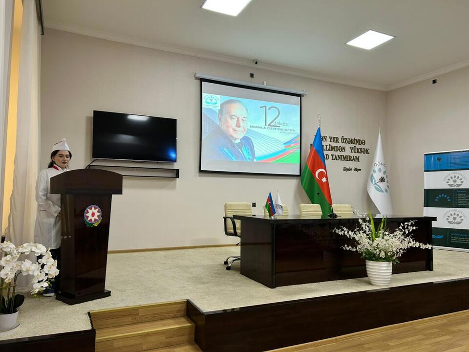 Gəncə Tibb Kollecində Ümummilli Lider Heydər Əliyevin Anım günü ilə bağlı konfrans keçirildi.