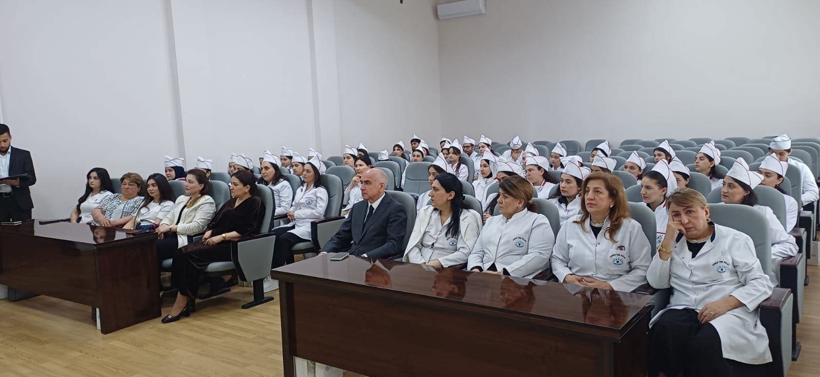 Səhiyyə Nazirliyi Gəncə Tibb Kollecində "Karyeranın qurulması və əczaçılığın inkişaf yolları"müzakirə olunub